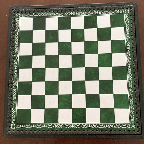 Chess Set-Self Contained. - Picture 14 of 16